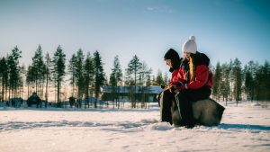 Eisfischensafari in Rovaniemi mit Christmas House Safaris