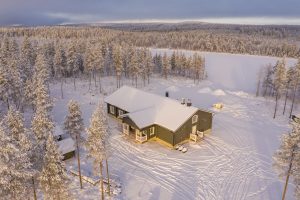 Hauptgebäude des Piiru Forest Resorts von Christmas House Safaris in Rovaniemi