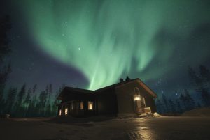 Polarlichter über unserem Piiru Forest Resort in Rovaniemi