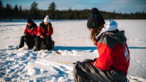 Safari de pesca en el hielo en Rovaniemi con Christmas House Safaris