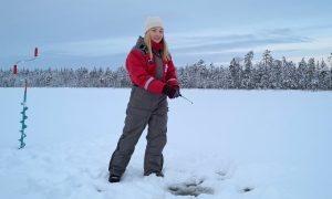 Safari de pesca en el hielo en Rovaniemi, Laponia